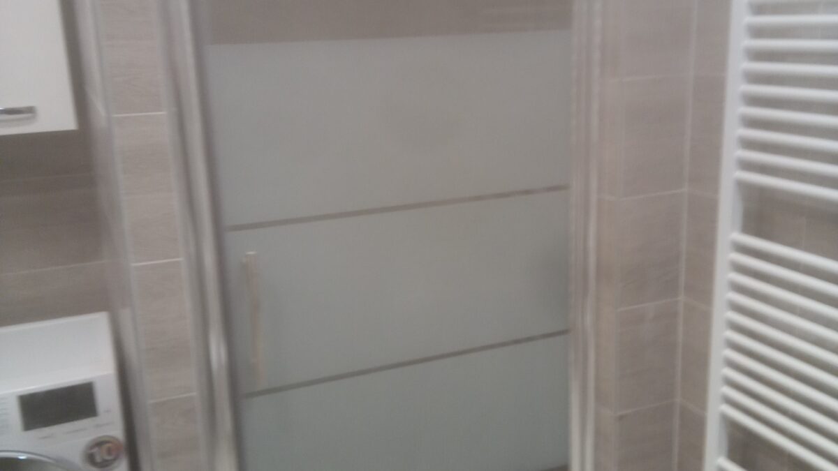 Vyzdívaný sprchový kout včetně sprchových dveří. Rekonstrukce koupelny Příbram