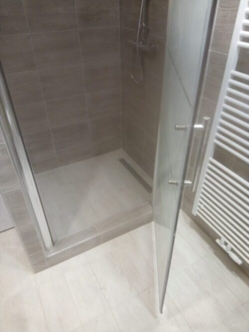 Vyzdívaný sprchový kout včetně sprchových dveří a moderního žlabu. Rekonstrukce koupelny Příbram